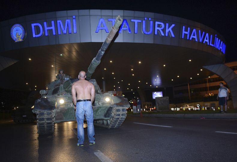 Dramatická chvíle ze sobotní noci před letištěm v Istanbulu.