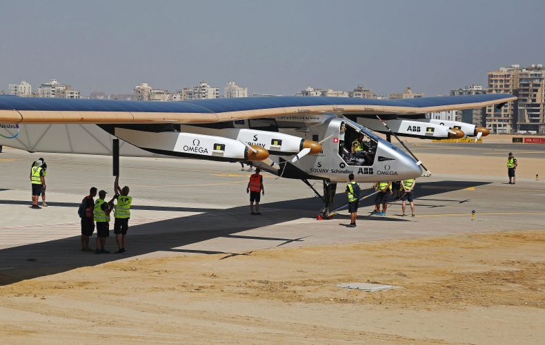 Solar Impulse 2 na letišti v Káhiře.