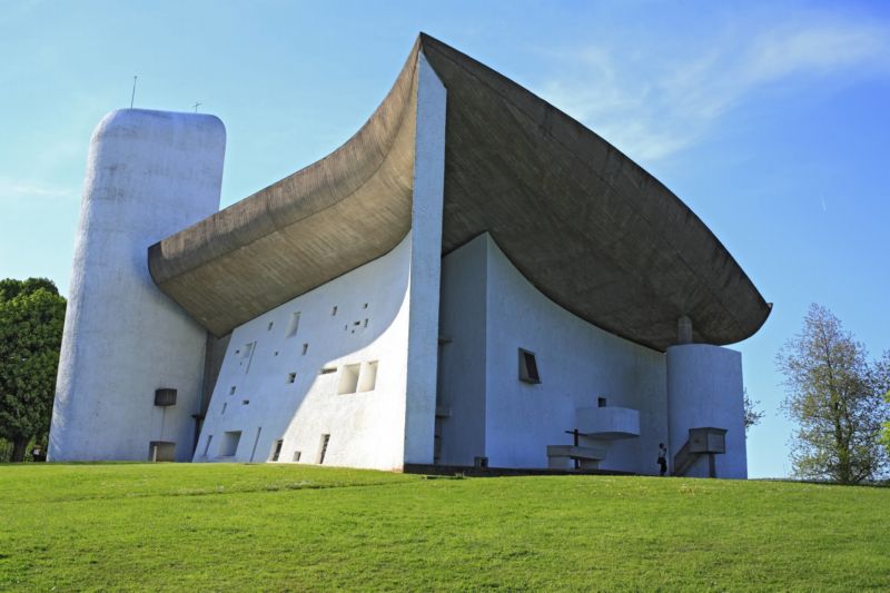 Stavba Notre Dame du Haut ve východofrancouzské obci Ronchamp.