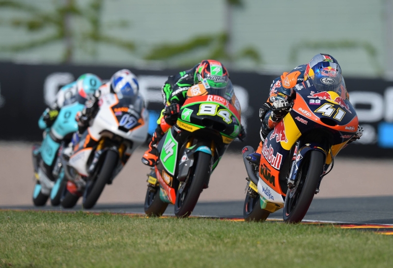 Závodníci při Velké ceně Německa v kategorii Moto3.