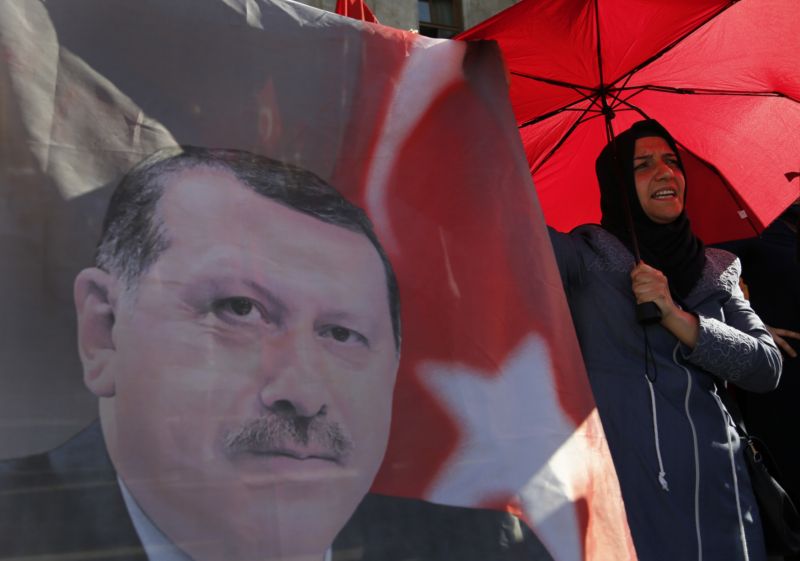 Turecký prezident Recep Tayyip Erdogan má po zmařeném převratu silnou podporu veřejnosti. Turecký prezident Recep Tayyip Erdogan má po zmařeném převratu silnou podporu veřejnosti.