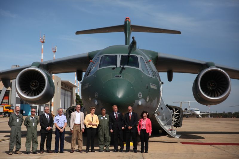 Nákladní letoun KC-390 na letišti v Brasílii, hlavním městě Brazílie (ilustrační foto).