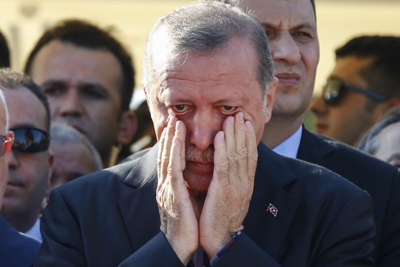 Prezident Erdogan pláče na pohřbu svých přátel, kteří při nezdařeném puči přišli o život.