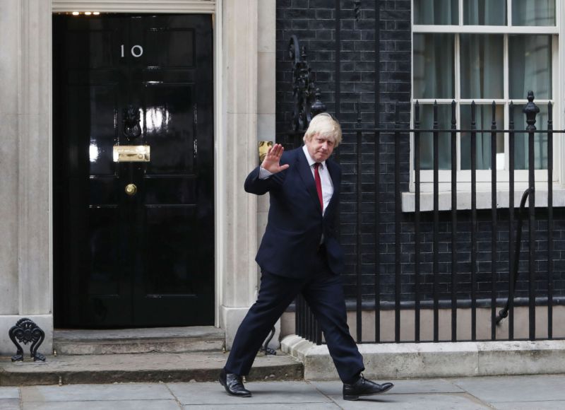 Boris Johnson opouští sídlo britského premiéra poté, co byl jmenován novým ministrem zahraničí.