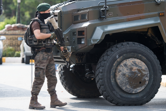 Policisté ze speciální jednotky hlídkují před leteckou základnou v Istanbulu.