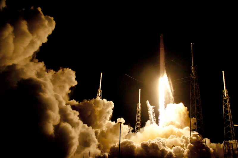 SELČ raketa Falcon 9 startující z Mysu Canaveral na Floridě. SELČ raketa Falcon 9 startující z Mysu Canaveral na Floridě.