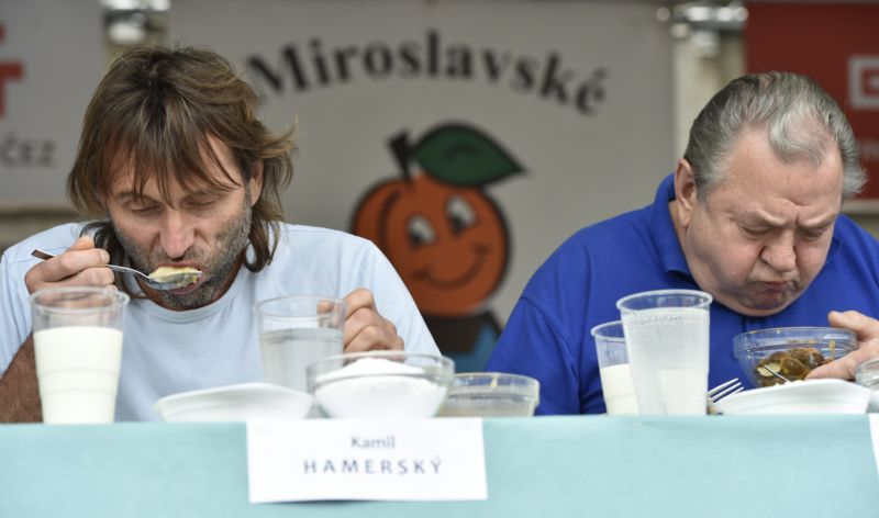 Nechyběla ani tradiční soutěž v pojídání meruňkových knedlíků.