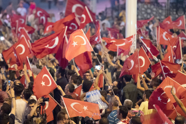 Demonstrace v Istanbulu na podporu prezidenta Erdogana.