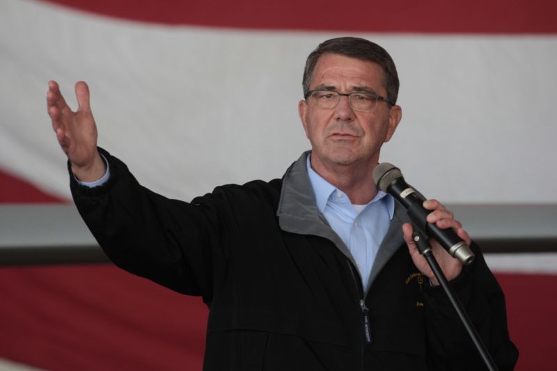 Americký ministr obrany Ashton Carter během návštěvy letecké základny Incirlik v Turecku.