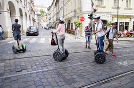 Zákaz bude platit na chodnících i silnicích.