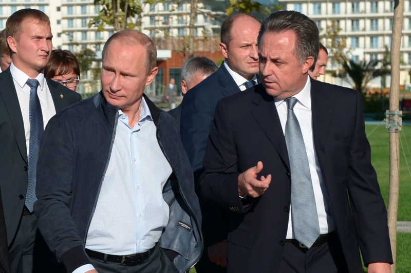 Vitalij Mutko (vpravo, po boku Vladimira Putina) nebude suspendován z funkce ministra sportu.