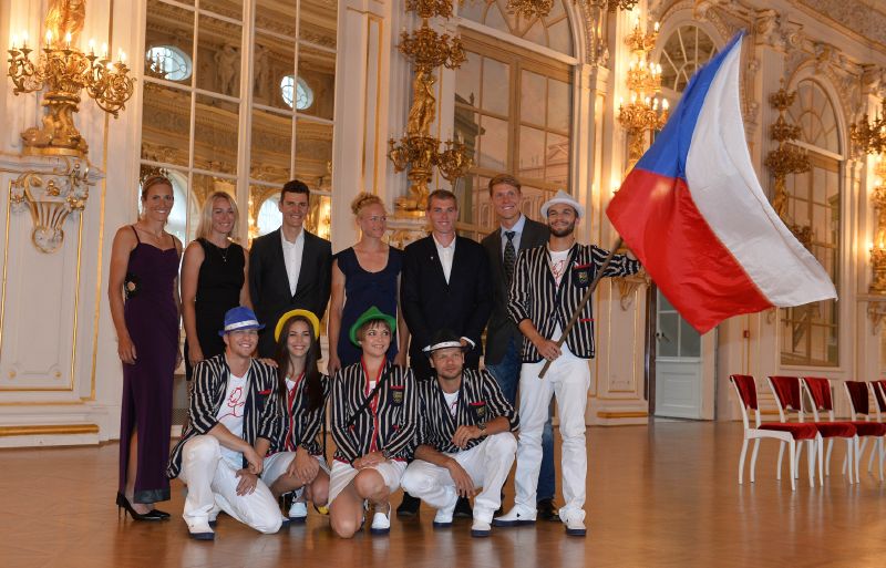 Zasedání Českého olympijského výboru (ČOV) s nominací sportovců na olympijské hry v Riu de Janeiro a prezentací nástupové kolekce se konalo 12. července na Pražském hradě. Nahoře (zleva) jsou sportovci Miroslava Topinková Knapková, Kristýna Fleissnerová, Jaroslav Kulhavý, Lenka Antošová, Lukáš Helešic a Jakub Podrazil; v dolní řadě modelové, kteří představili nástupovou kolekci.