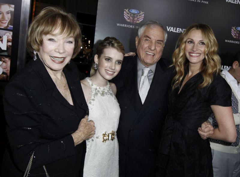 Režisér Garry Marshall ve společnosti dalších hereček. Zleva: Shirley MacLaineová, Emma Roberts a napravo její teta a hvězda filmu Pretty Woman Julia Roberts.