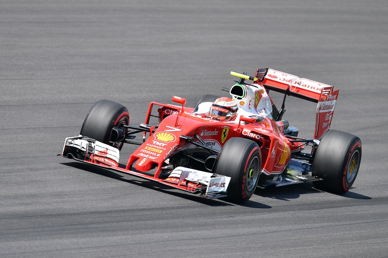 Kimi Räikkönen se ve formuli 1 ztrácí.