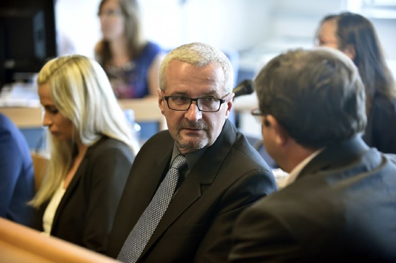Hlavní líčení ve věci pěti osob a dvou firem, kteří jsou obžalovaní kvůli skladování zakázaných výbušnin v muničním skladu. Na snímku jsou obžalovaní (zleva) Ivana Linhartová, Roman Štika a František Machuča.