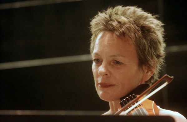 Americká zpěvačka, skladatelka, performerka a vizuální umělkyně Laurie Andersonová.