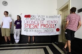 Ševcovovi příznivci na chodbě soudu