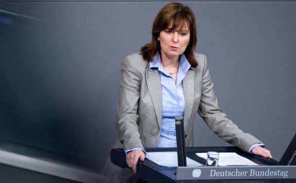 Poslankyně Petra Hinzová lhala ve svém životopisu. 
