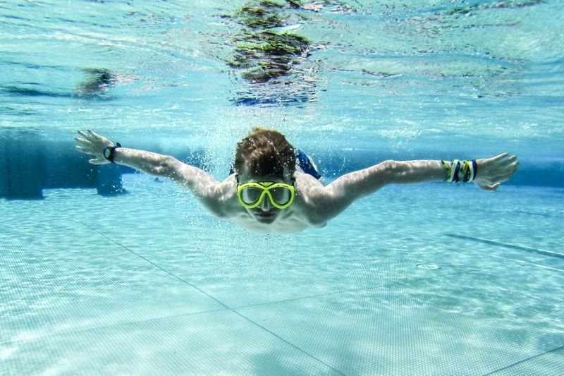 Při potápění se ucho musí vyrovnat s přetlakem z vnějšího prostředí. Při potápění se ucho musí vyrovnat s přetlakem z vnějšího prostředí.