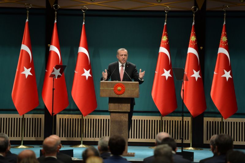 Prezident Recep Tayyip Erdogan vyhlásil tříměsíční výjimečný stav. Prezident Recep Tayyip Erdogan vyhlásil tříměsíční výjimečný stav.