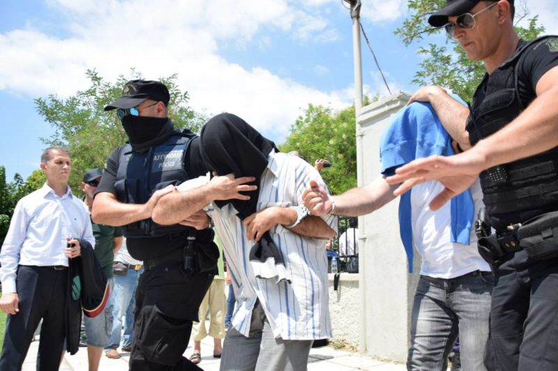 Řecká policie eskortuje turecké vojáky k soudu.