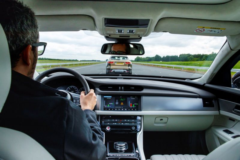 Autonomní řízení nejen uleví řidiči, ale bude mít podíl na bezpečnější jízdě.