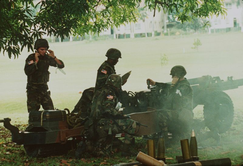 Historické foto z roku 1989, kdy američtí vojáci vpadli do Panamy.