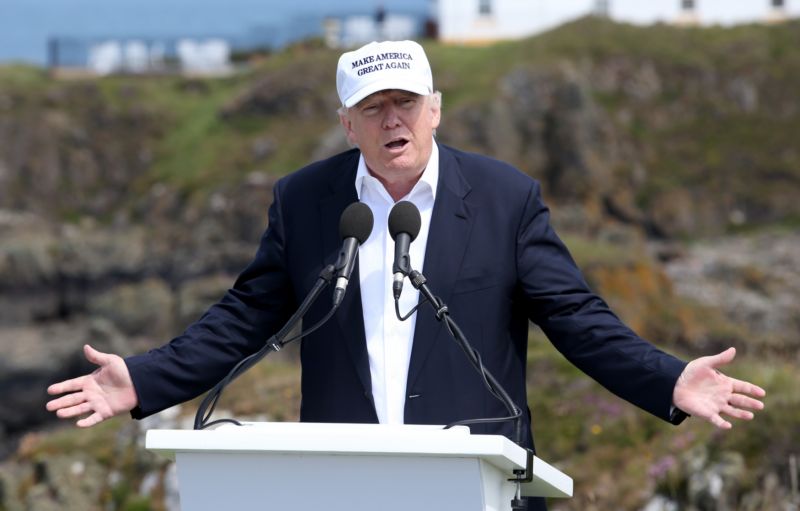 Donald Trump při návštěvě svého golfového hřiště ve Skotsku.