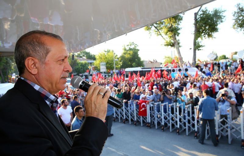 Turecký prezident Tayyip Erdogan při proslovu ke svým podporovatelům. Turecký prezident Tayyip Erdogan při proslovu ke svým podporovatelům.
