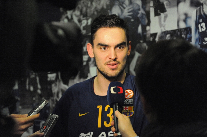Basketbalista Tomáš Satoranský stvrdil podpisem smlouvy dohodu s Washingtonem a Barcelonu vymění za NBA. 