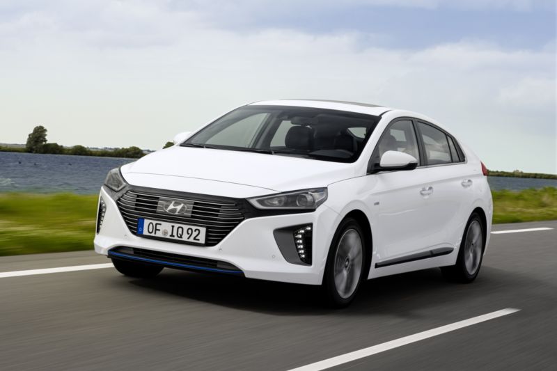 Ioniq Hybrid se objeví v atraktivním balení, příď je bezesporu zajímavá.