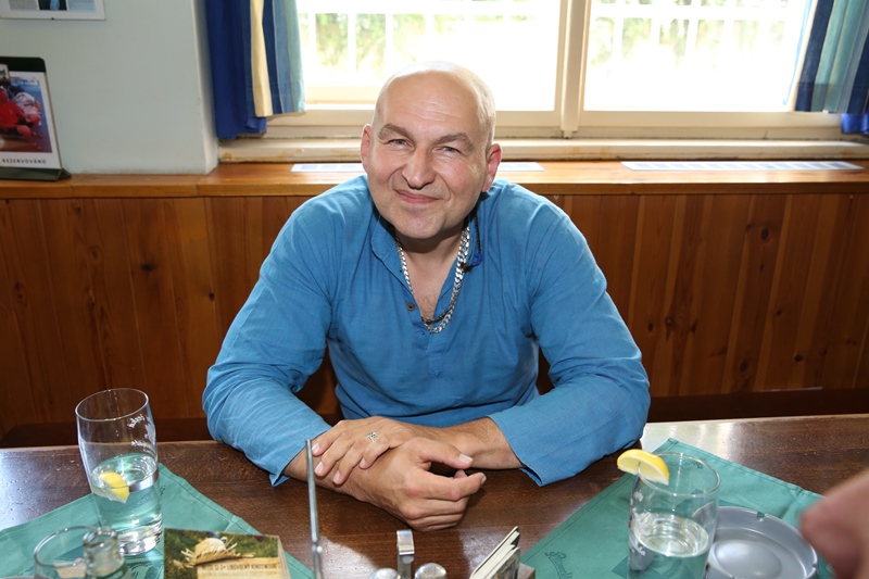 Lou Fanánek Hagen přišel o nohu, když ho přejel vlak.