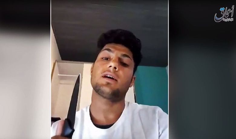 17letý Afghánec  přišel do Německa přes Rakousko loni v červnu. V pondělí zaútočil ve vlaku v Bavorsku.