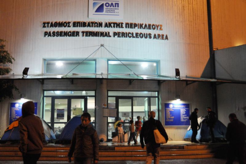 Do příštího týdne by měl být uprchlický tábor v aténském přístavu Pireus vyklizen.