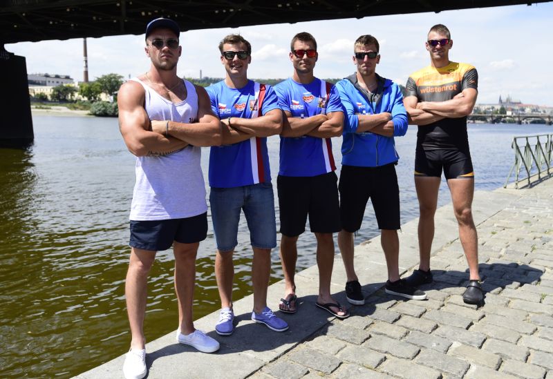 Zleva kanoista Martin Fuksa, posádka čtyřkajaku Havel, Štěrba, Trefil a veslař Ondřej Synek