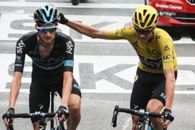 Chris Froome děkuje jednomu se svých mužů na konci 19. etapy