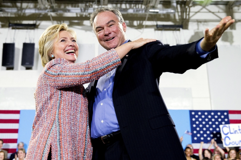 Pravděpodobná demokratická kandidátka na prezidentku USA Hillary Clintonová si vybrala svého viceprezidenta. Je jím senátor Virginie Tim Kaine.