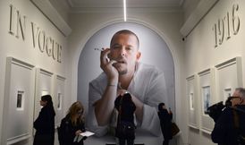 Zesnulý módní návrhář Alexander McQueen, jehož DNA by měla přispět k výrobě zamýšlené kabelky.