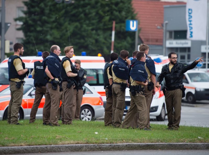 Němečtí policisté zasahují na místě útoku.
