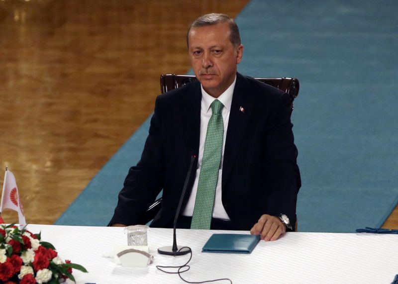 Erdogan uzavírá instituce, jež jsou podezřelé ze styků s muslimským duchovním Fethullahem Gülenem, který žije v exilu ve Spojených státech.