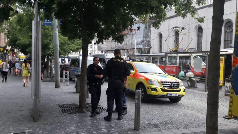 Policie a záchranáři před smíchovským nákupním centrem.