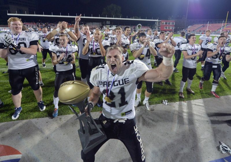 Hráči Prague Panthers po zisku titulu na žižkovském stdionu