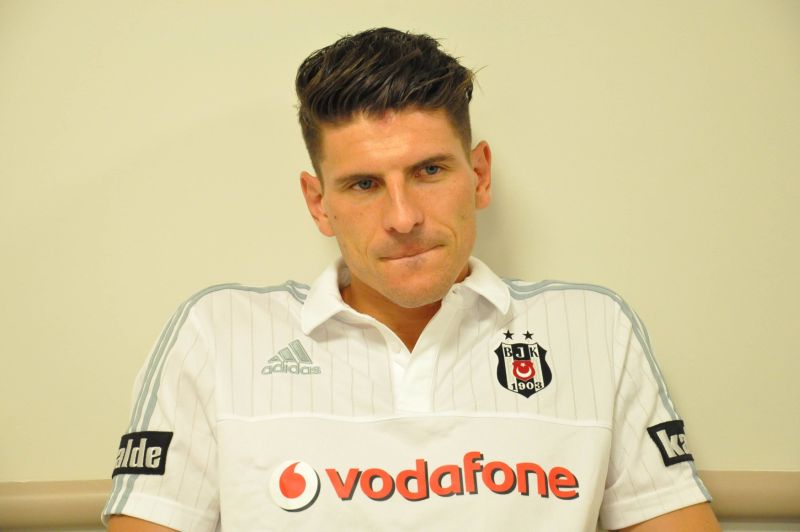 Mario Gomez na tiskové konferenci v Istanbulu
