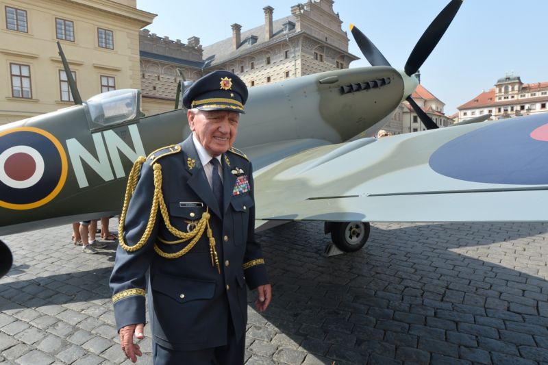 "Všechno si dělám sám. Vařím, uklízím, peru," řekl třiadevadesátiletý veterán na otázku, jak to dělá, že je stále ve formě.