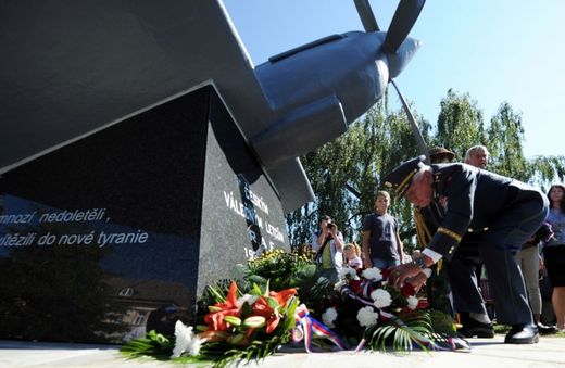 Veterán RAF Emil Boček pokládá věnec k pomníku československým letcům v Českých Budějovicích.