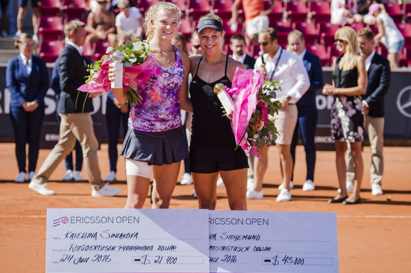 Kateřina Siniaková (vlevo) po prohraném finále ve Švédsku