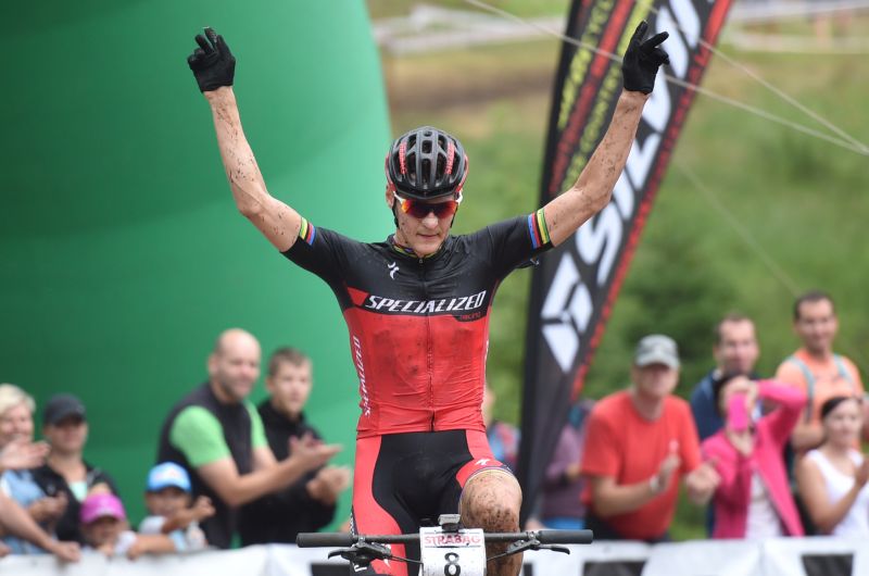 Biker Jaroslav Kulhavý v cíli MČR.