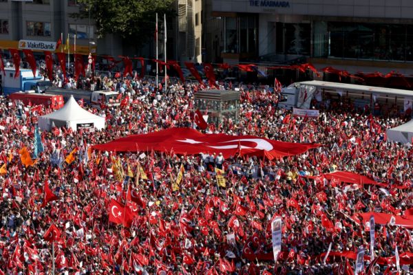 Istanbul zaplavily turecké vlajky. 