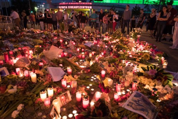 Zadržený se přihlásil na policii bezprostředně po střelbě v nákupním centru. Zadržený se přihlásil na policii bezprostředně po střelbě v nákupním centru.