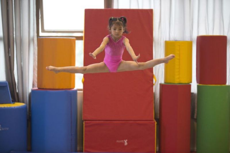 Čínská gymnastka na tréninku.